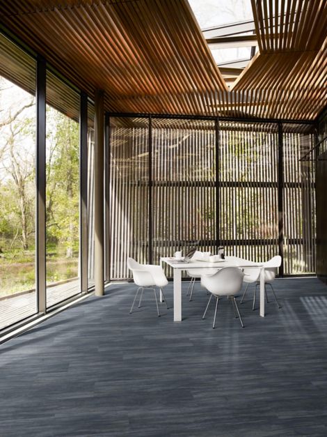 Interface Cliff LVT in open area with white table and chairs and floating wood ceiling afbeeldingnummer 2