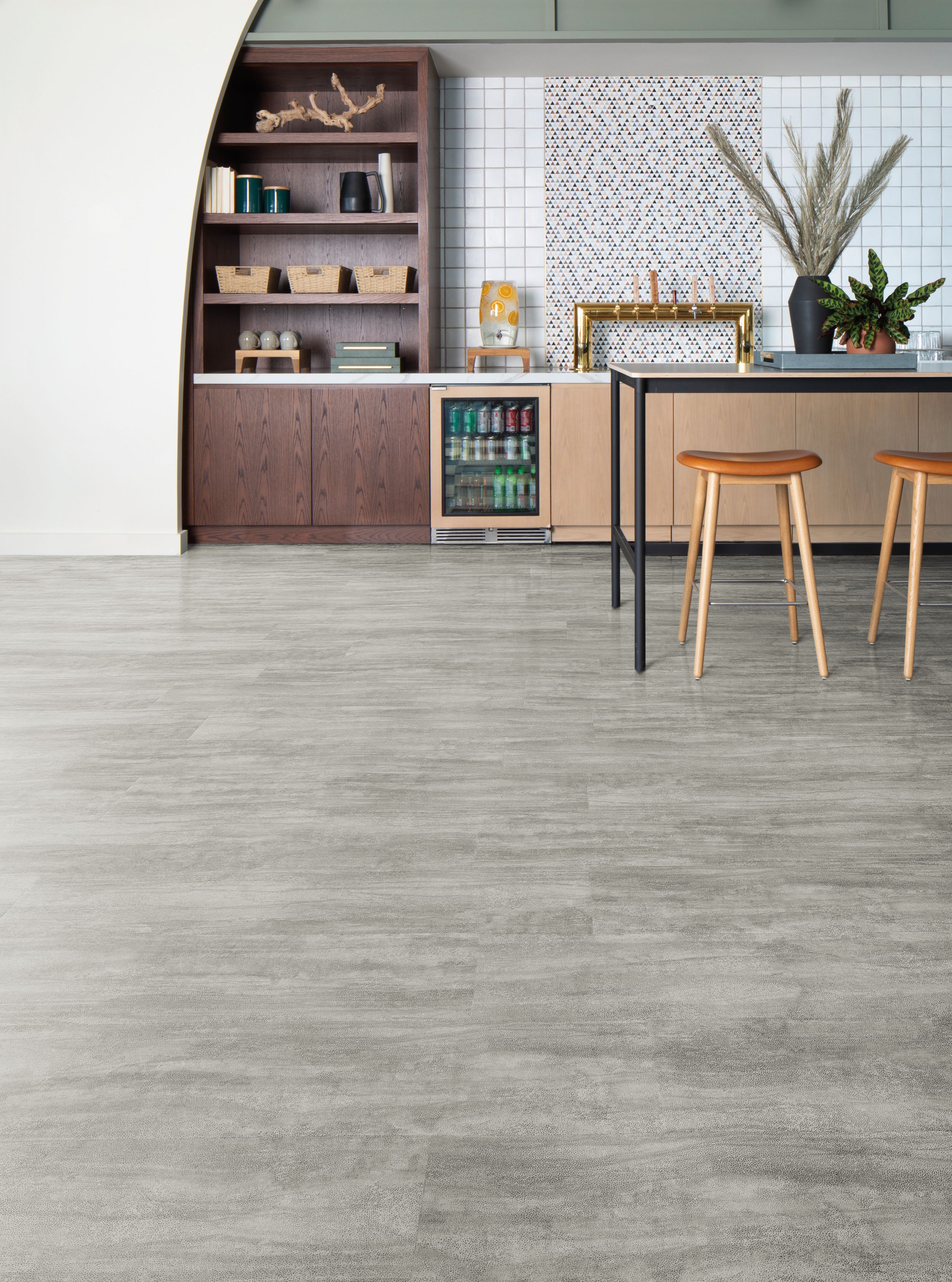 Interface Cliff LVT in Limestone shown in a casual dining area número de imagen 1