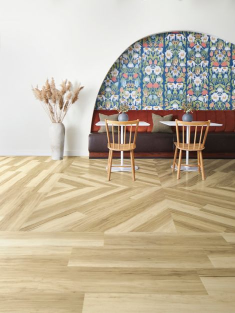 Interface Great Heights LVT in Douglas Fir shown in a casual seating area número de imagen 2