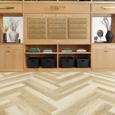 Interface Great Heights LVT in White Oak shown in a casual reception area numéro d’image 1