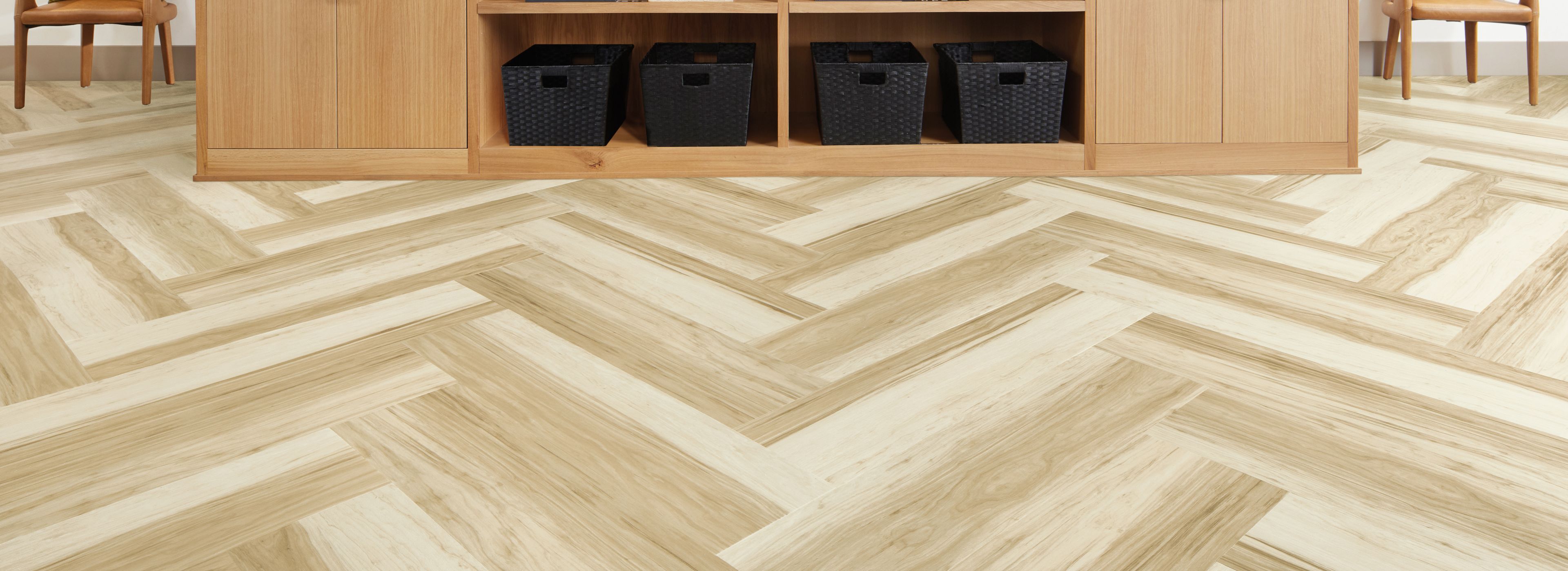 Interface Great Heights LVT in White Oak shown in a casual reception area Bildnummer 1