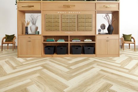 Interface Great Heights LVT in White Oak shown in a casual reception area afbeeldingnummer 5