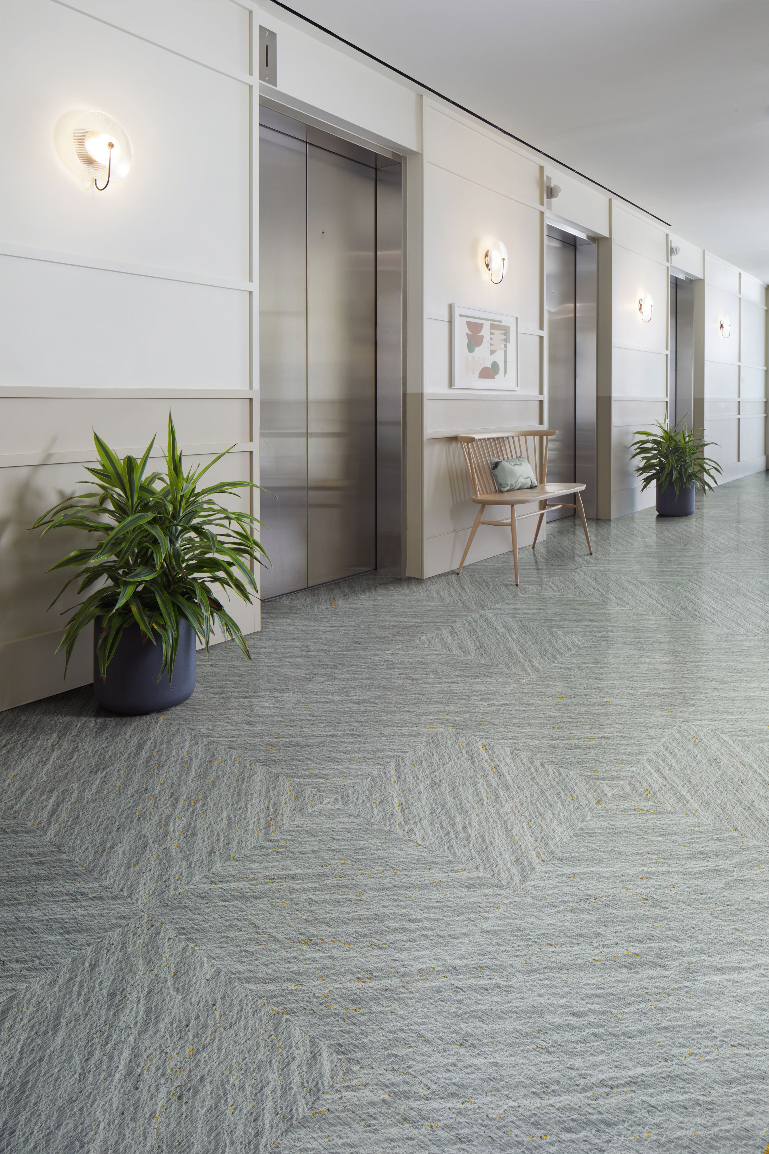 Interface Ridge LVT in Shade shown in an elevator lobby numéro d’image 8