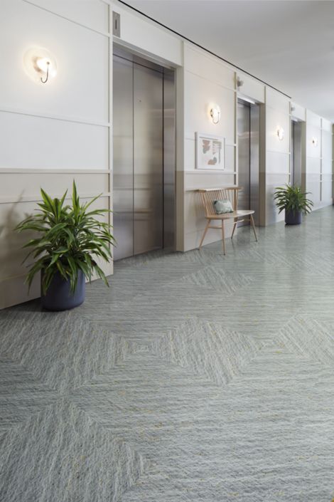 Interface Ridge LVT in Shade shown in an elevator lobby 图像编号 3