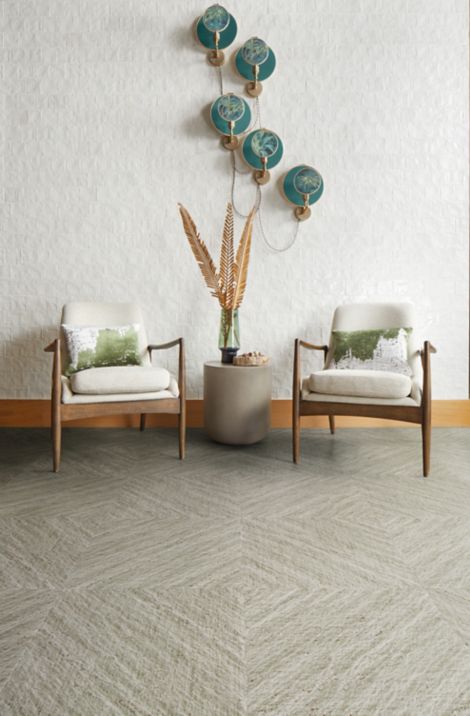 Interface Ridge LVT in Agate shown in a casual seating area número de imagen 2