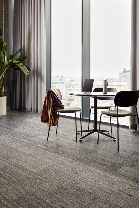 Interface Fringe Benefits plank carpet tile in private office num&eacute;ro d&rsquo;image 4