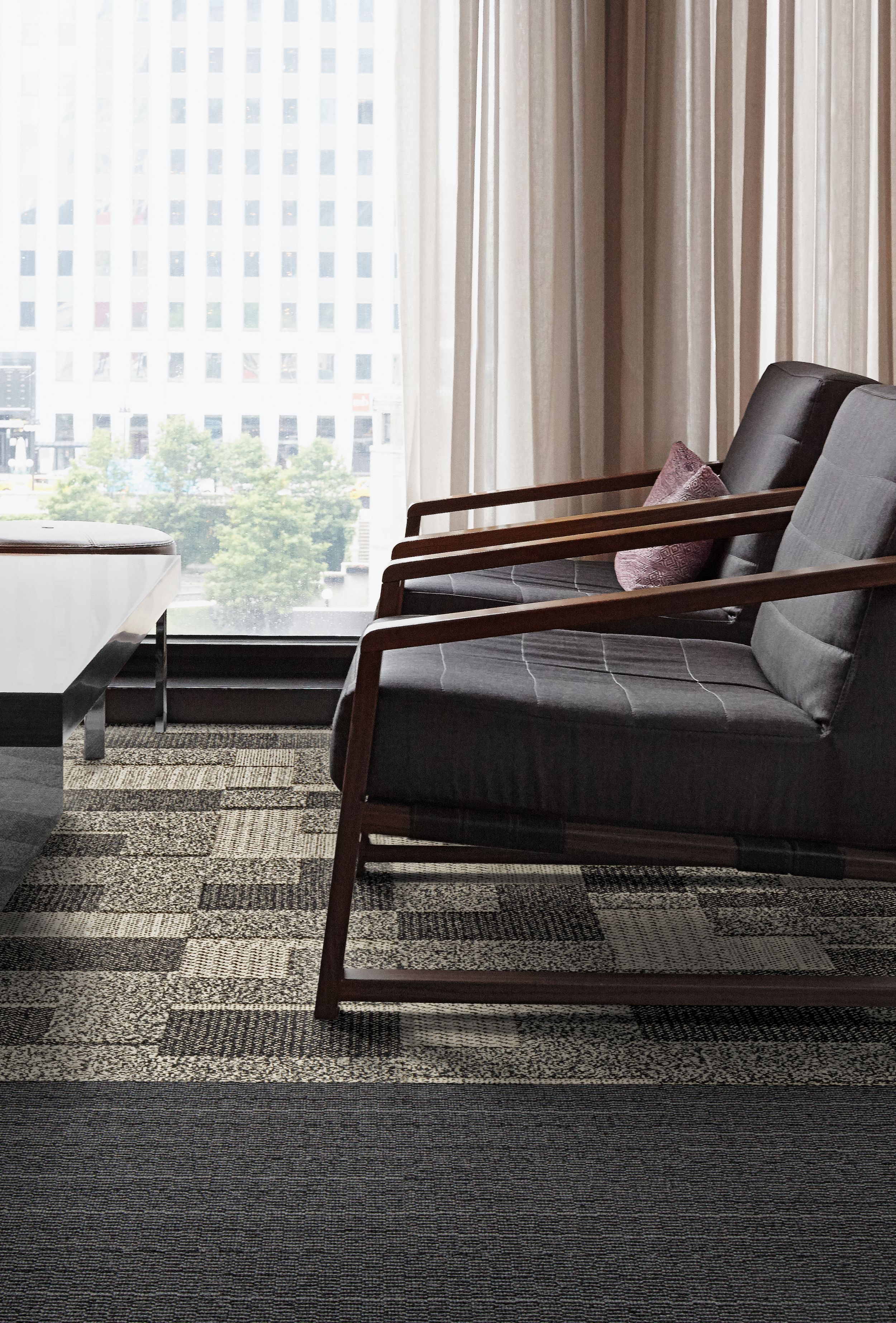 Interface Future Woven and Tangled & Taut plank carpet tile in seating area imagen número 7