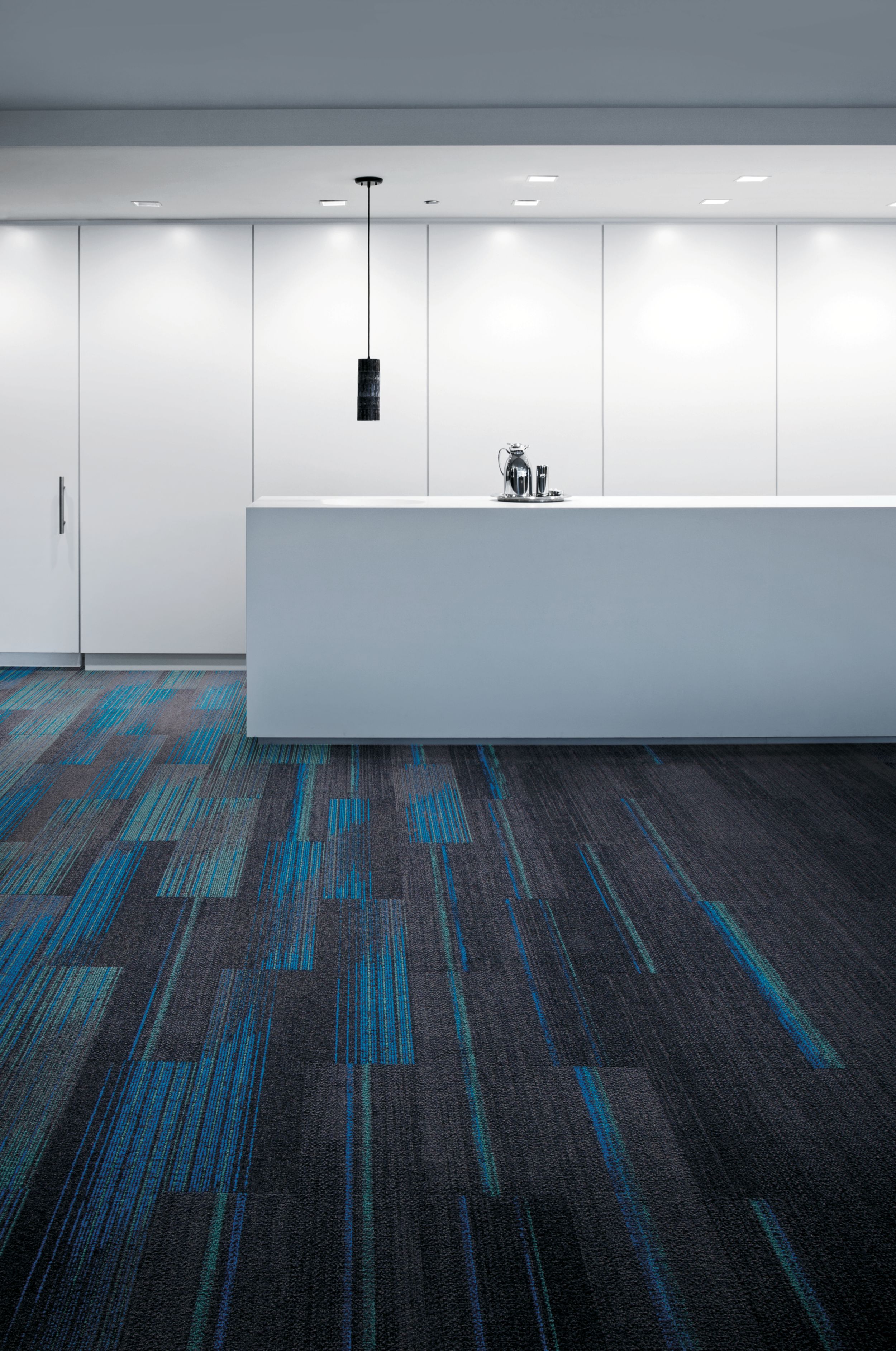 Interface Ground Waves, Ground Waves Verse and Harmonize plank carpet tile in office with large white counter numéro d’image 6