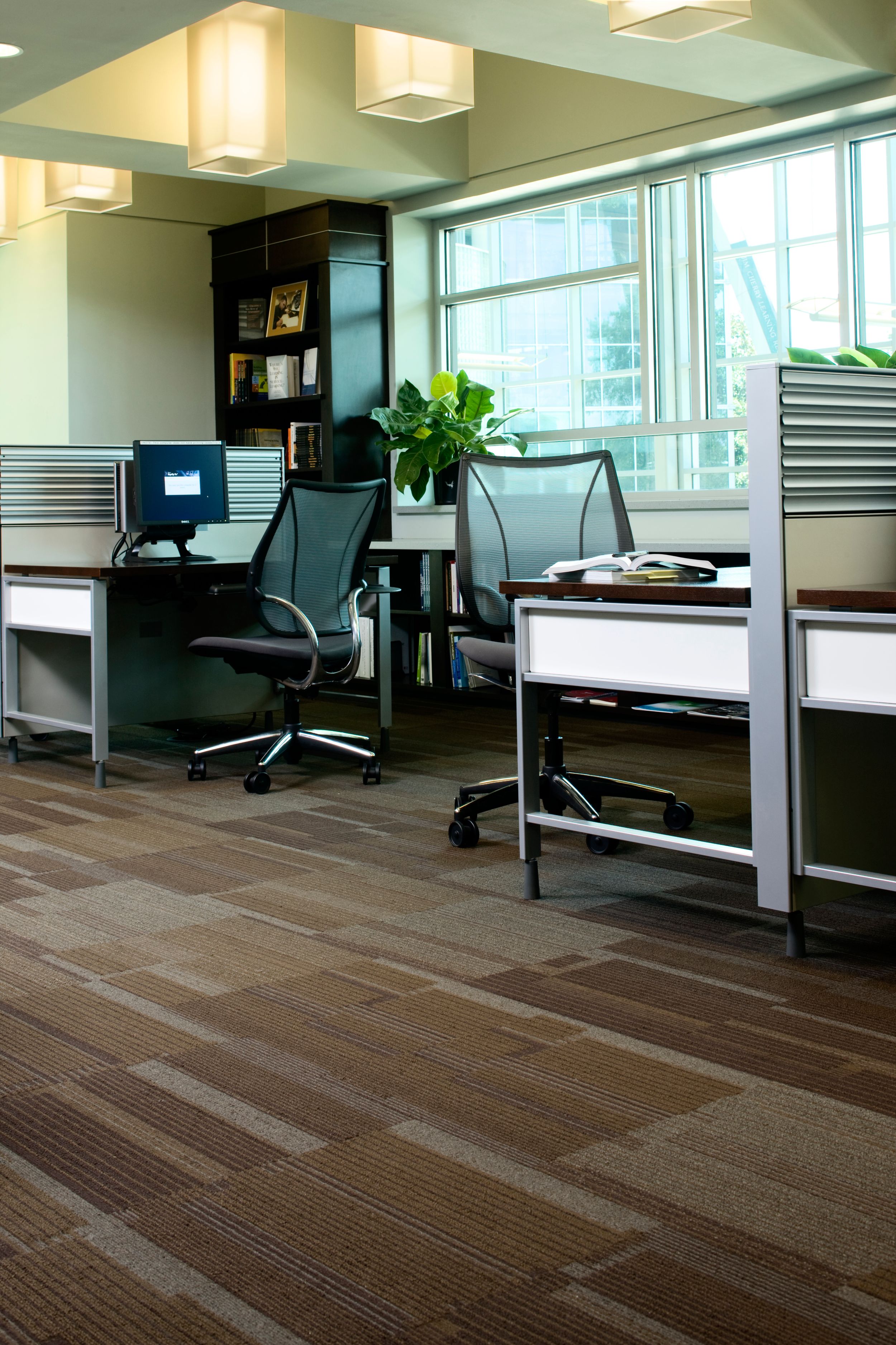 Interface Happening carpet tile in open cubicle area imagen número 1