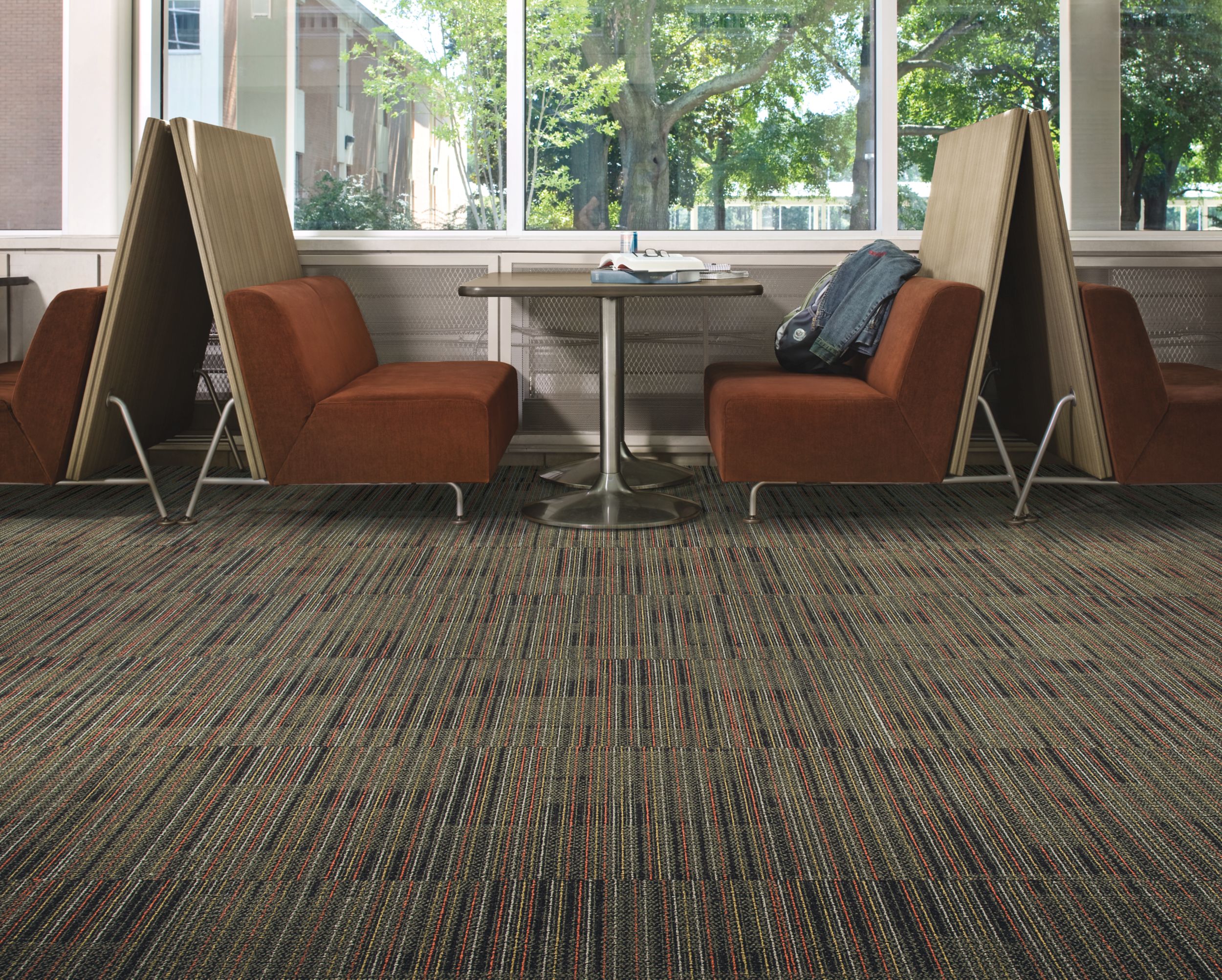 Interface Gather carpet tile with booths against large windows imagen número 1