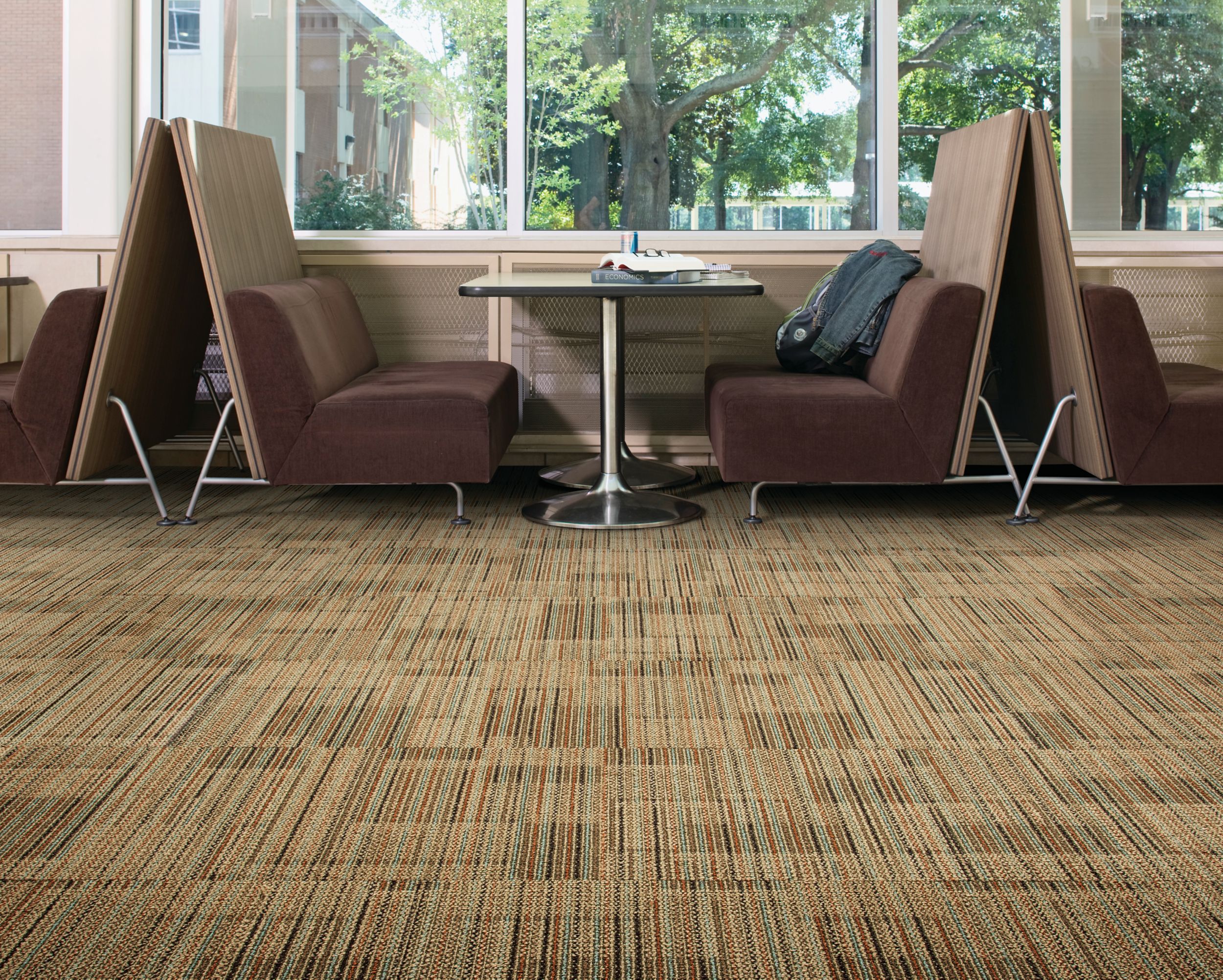 Interface Gather carpet tile in cafe area with booths and large windows numéro d’image 6