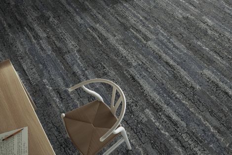 Detail of Interface Granite Peak plank carpet tile with desk and chair imagen número 3