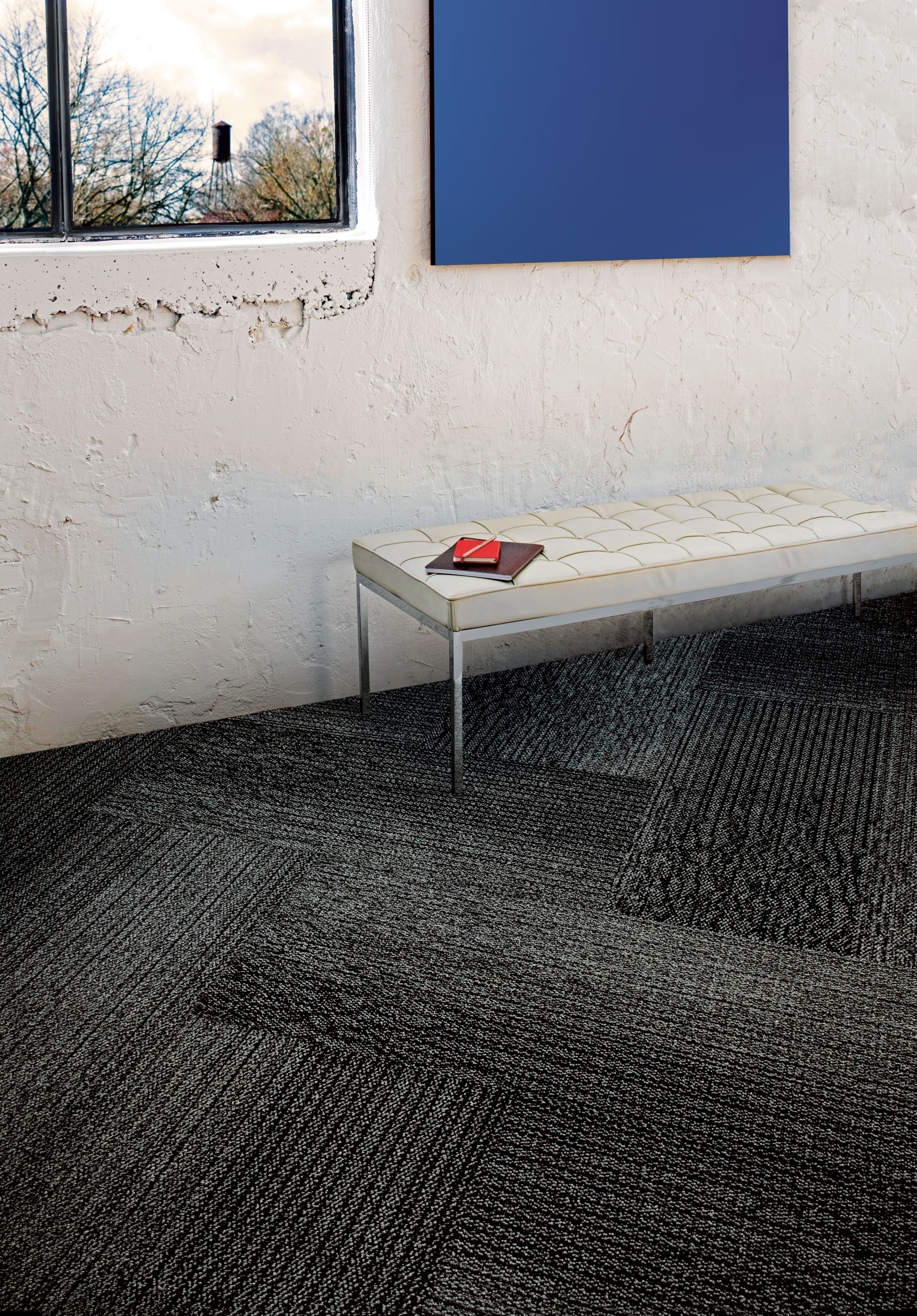 Interface Grasmere plank carpet tile against white wall and white bench  numéro d’image 6