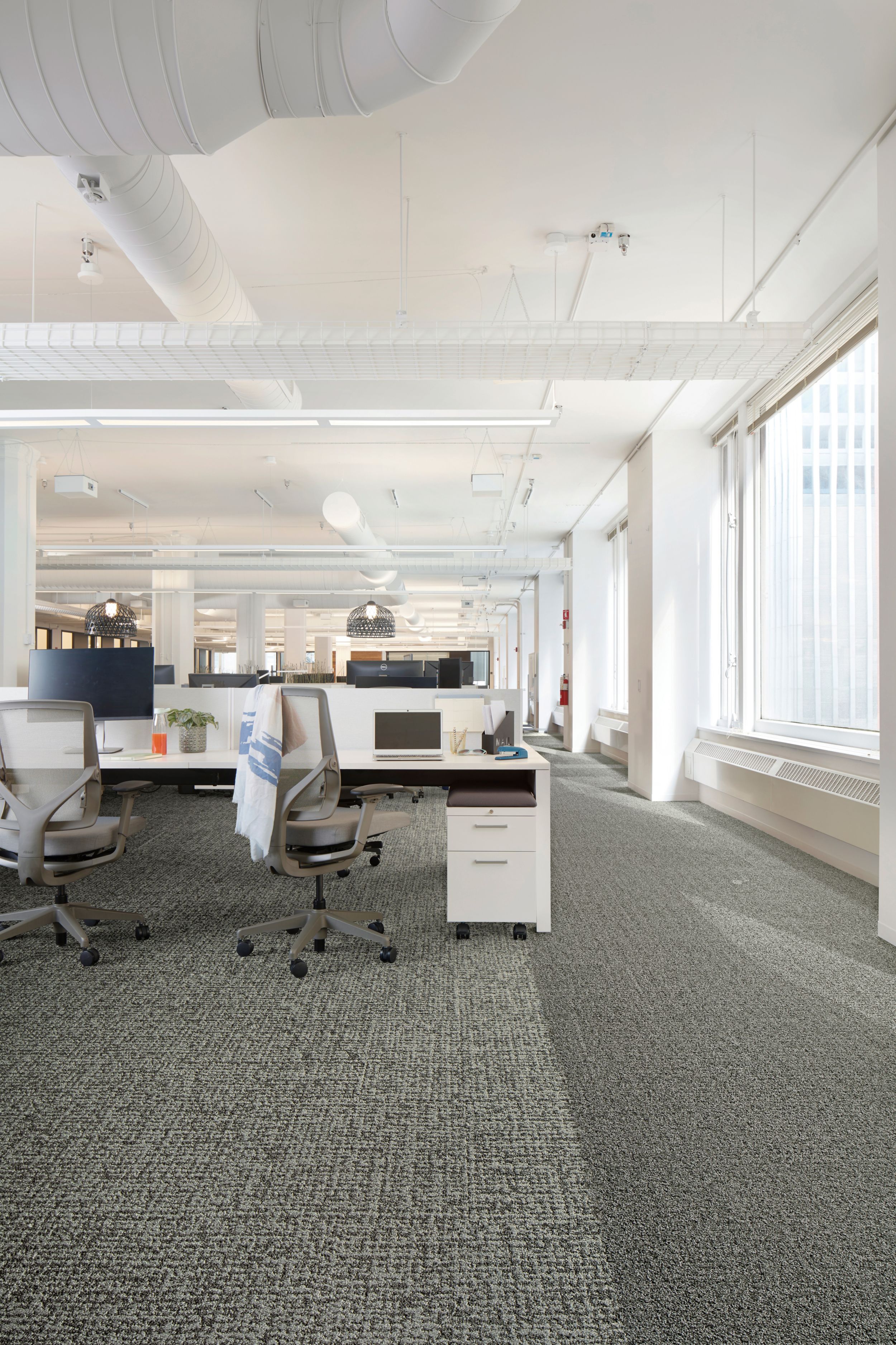 Interface Gridlock carpet tile in open office image number 4