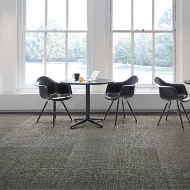 Interface Gridlock carpet tile with small tables against a wall of windows numéro d’image 1