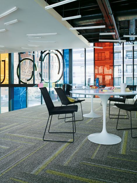 Interface Ground Waves plank carpet tile in casual office corner with tables, chairs and laptops numéro d’image 10