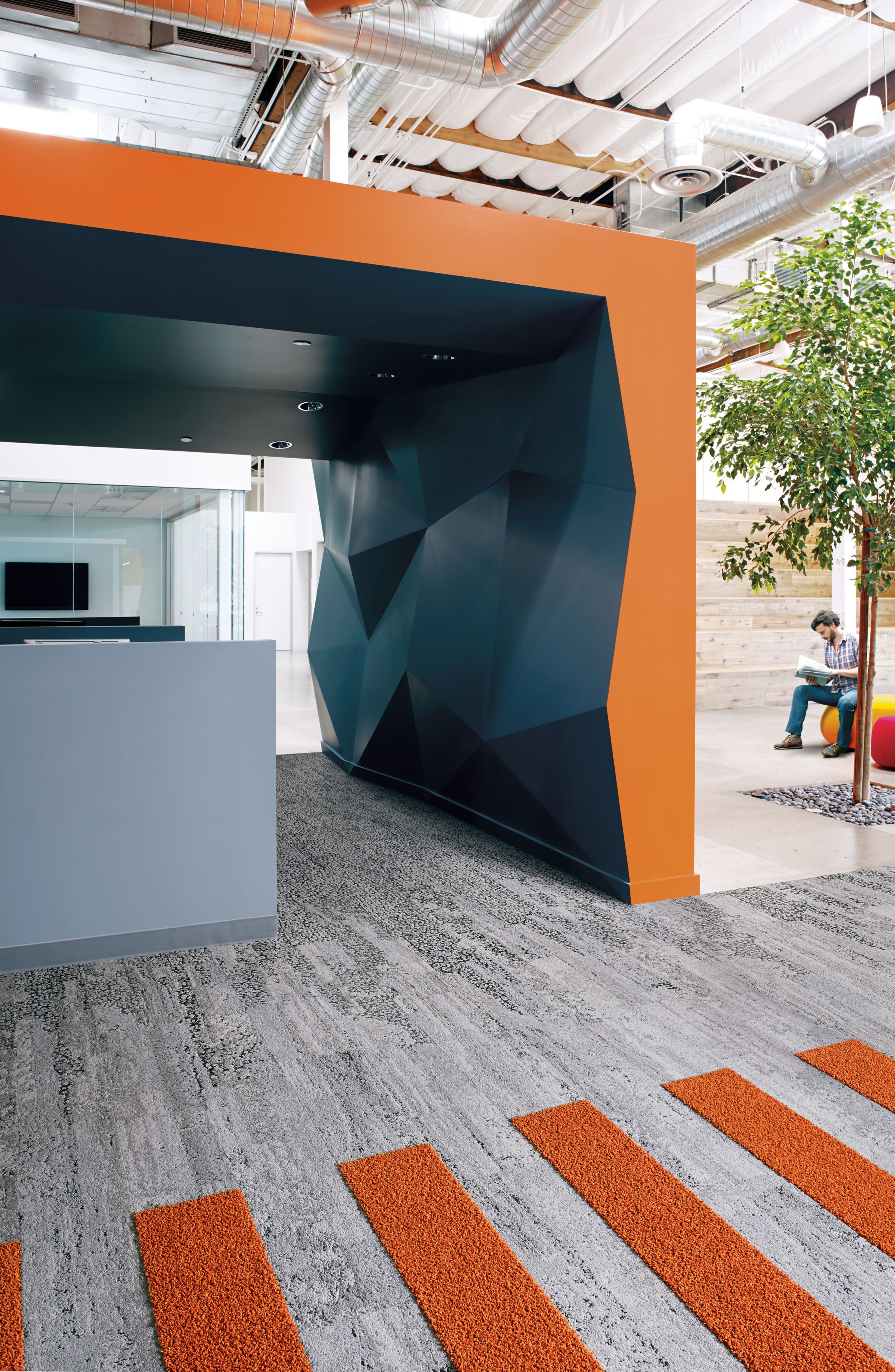 Interface HN810, HN830, HN840 and HN850 plank carpet tiles in blue and orange covered space with man reading on ball chair afbeeldingnummer 10
