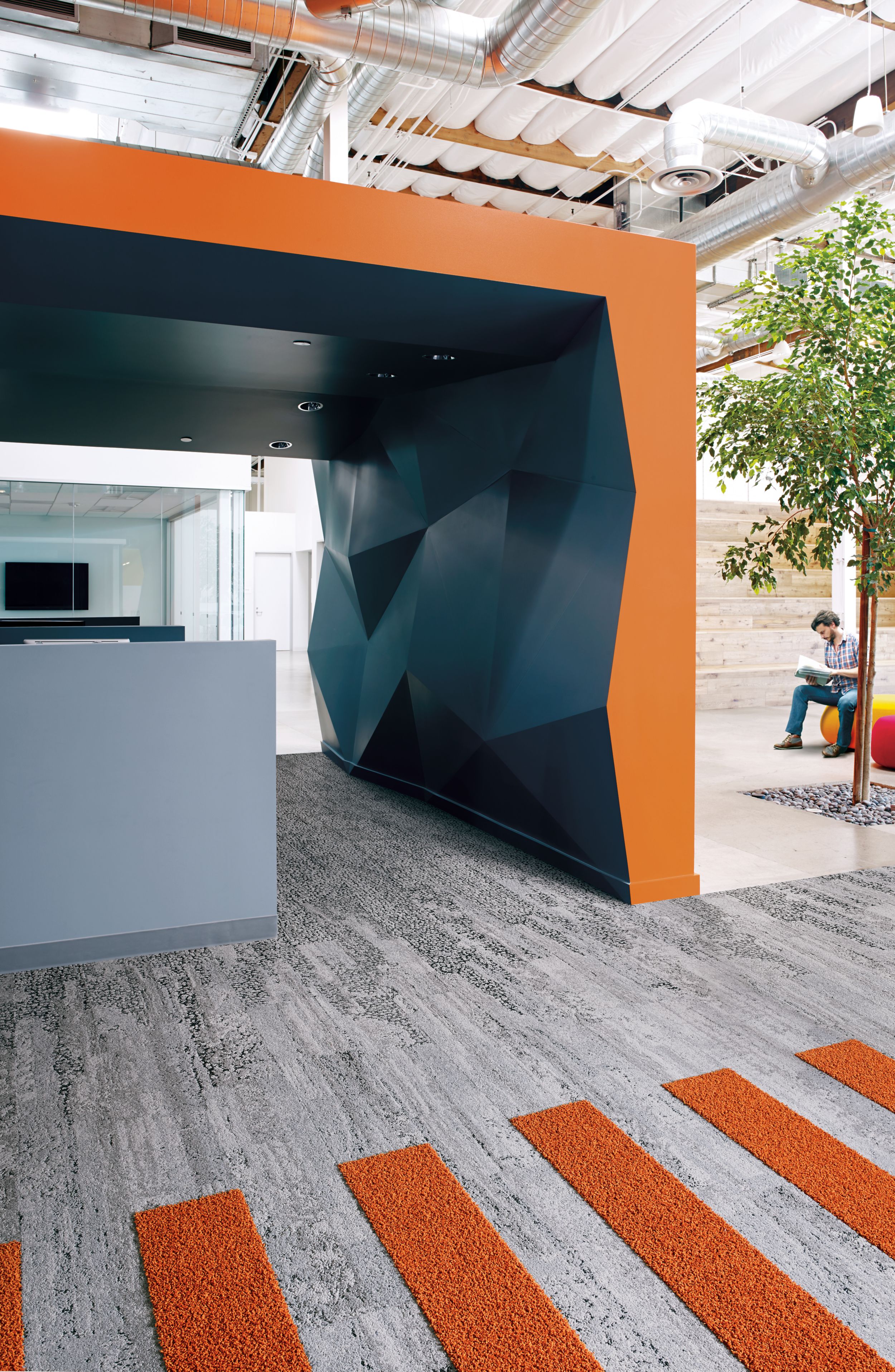 Interface HN810, HN830, HN840 and HN850 plank carpet tiles in blue and orange covered space with man reading on ball chair numéro d’image 6