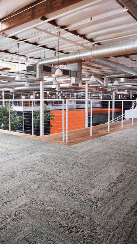 Interface HN810 plank carpet tile on balcony with wire railings and orange covered room below imagen número 5