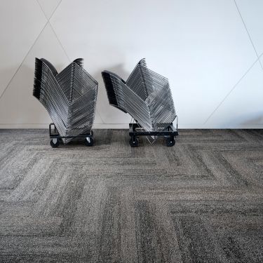 Interface HN820 plank carpet tile with folding chair stacks afbeeldingnummer 1