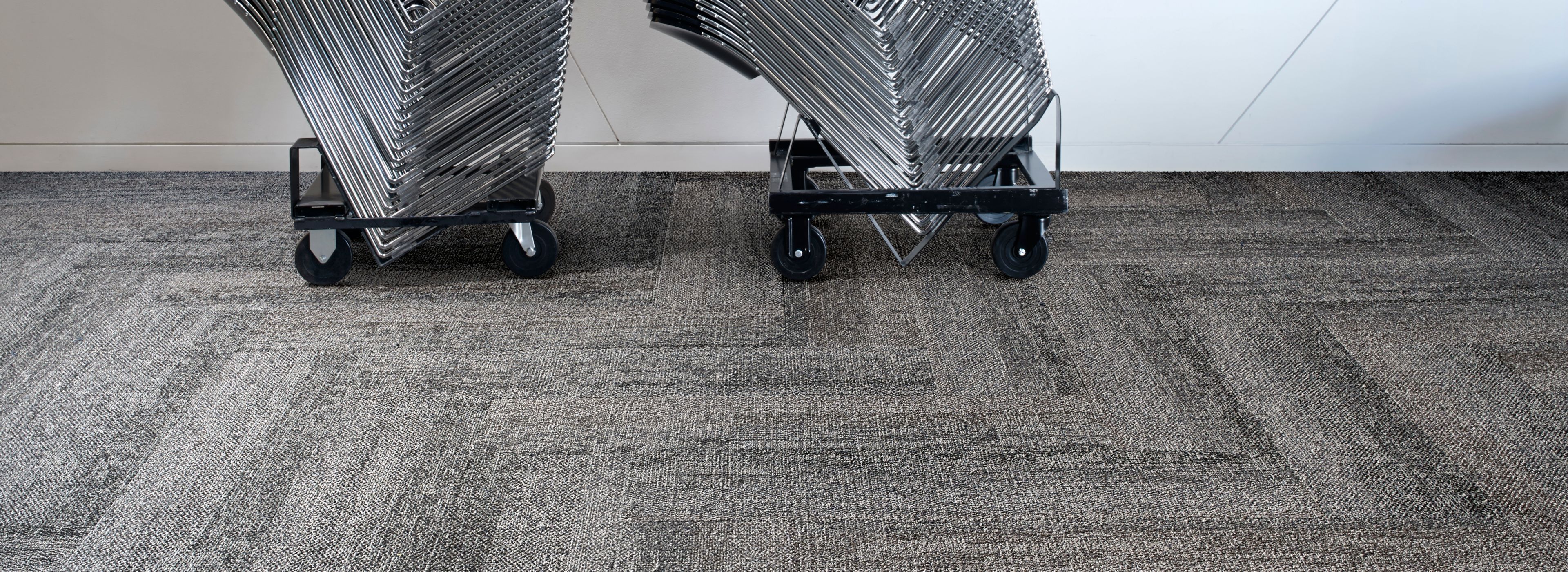 Interface HN820 plank carpet tile with folding chair stacks imagen número 1