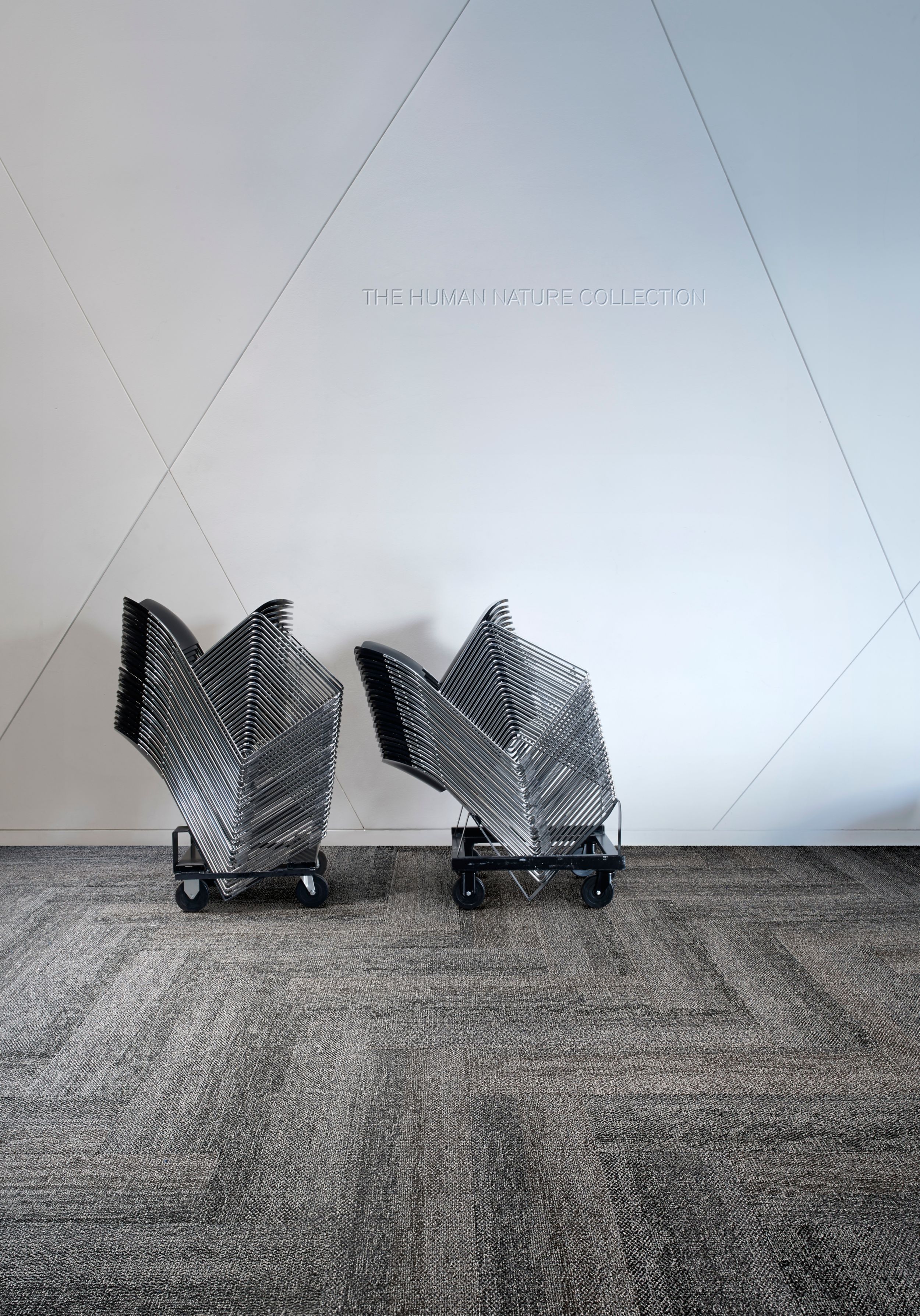 Interface HN820 plank carpet tile with folding chair stacks imagen número 1