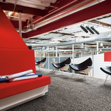 Interface HN840 plank carpet tile in upper level open space with red bench and black chairs afbeeldingnummer 1