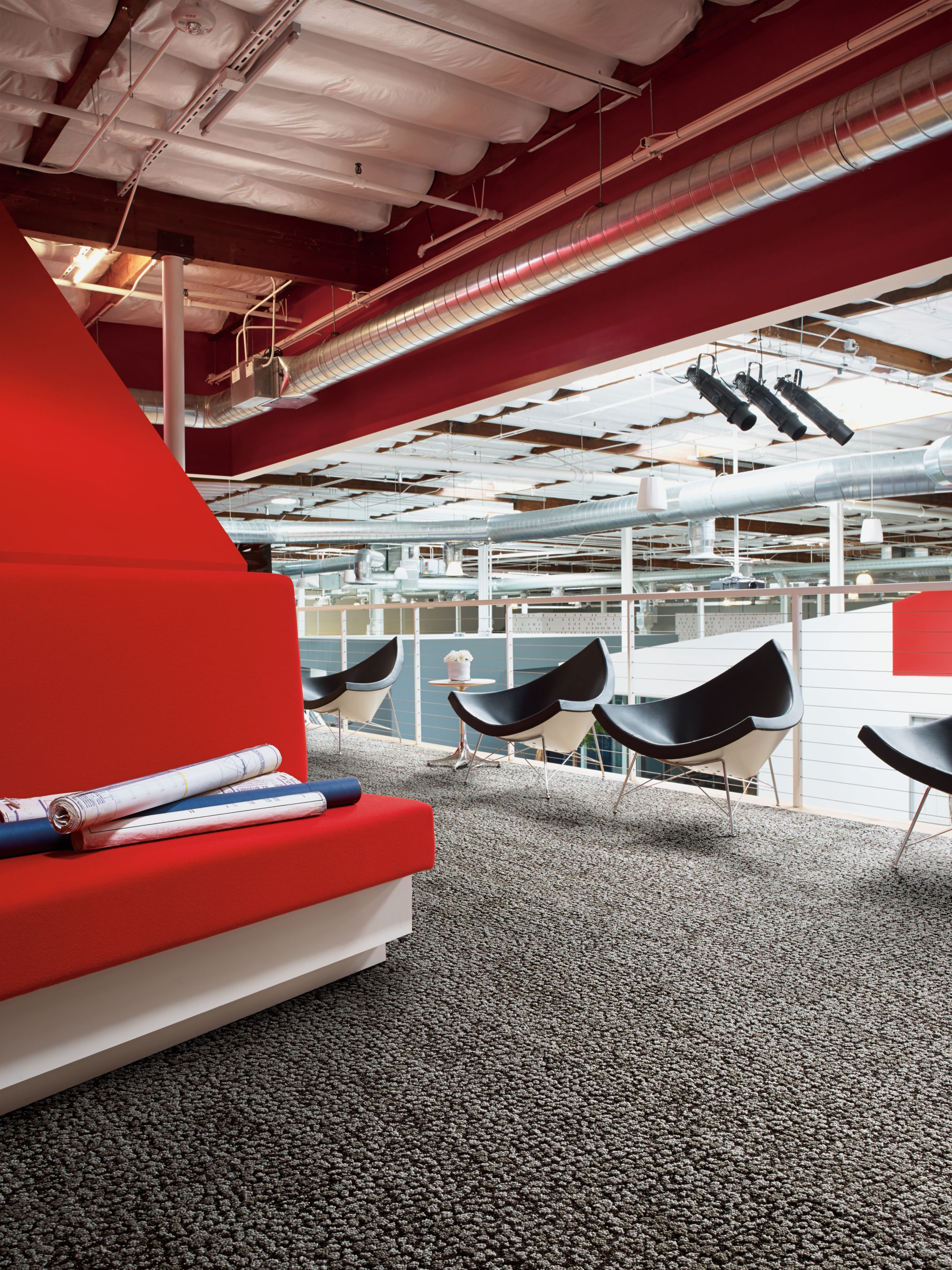 Interface HN840 plank carpet tile in upper level open space with red bench and black chairs Bildnummer 1