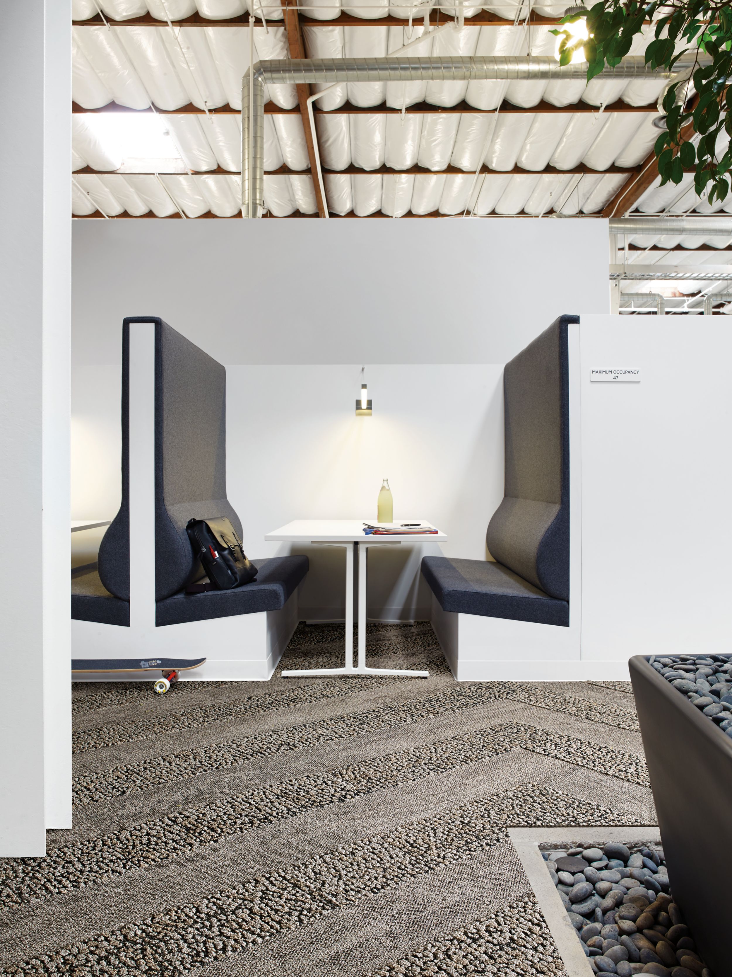 Interface HN820 and HN840 plank carpet tiles in white booth with blue upholstry Bildnummer 3