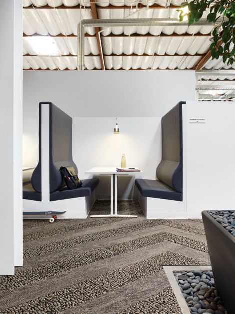 Interface HN820 and HN840 plank carpet tiles in white booth with blue upholstry número de imagen 6