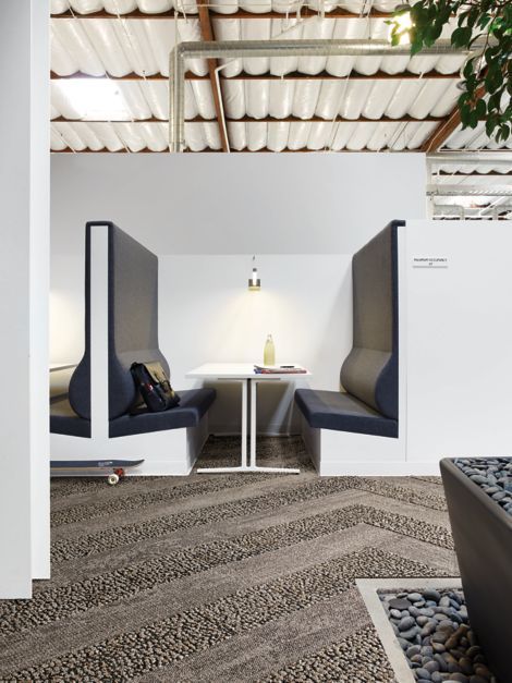 Interface HN820 and HN840 plank carpet tiles in white booth with blue upholstry imagen número 6