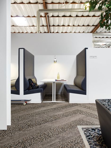 image Interface HN820 and HN840 plank carpet tiles in white booth with blue upholstry numéro 6