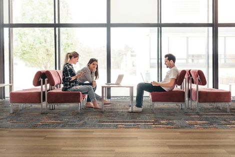 Interface Hard Drive plank carpet tile and Textured Woodgrains in education facility public space with students collaborating numéro d’image 7