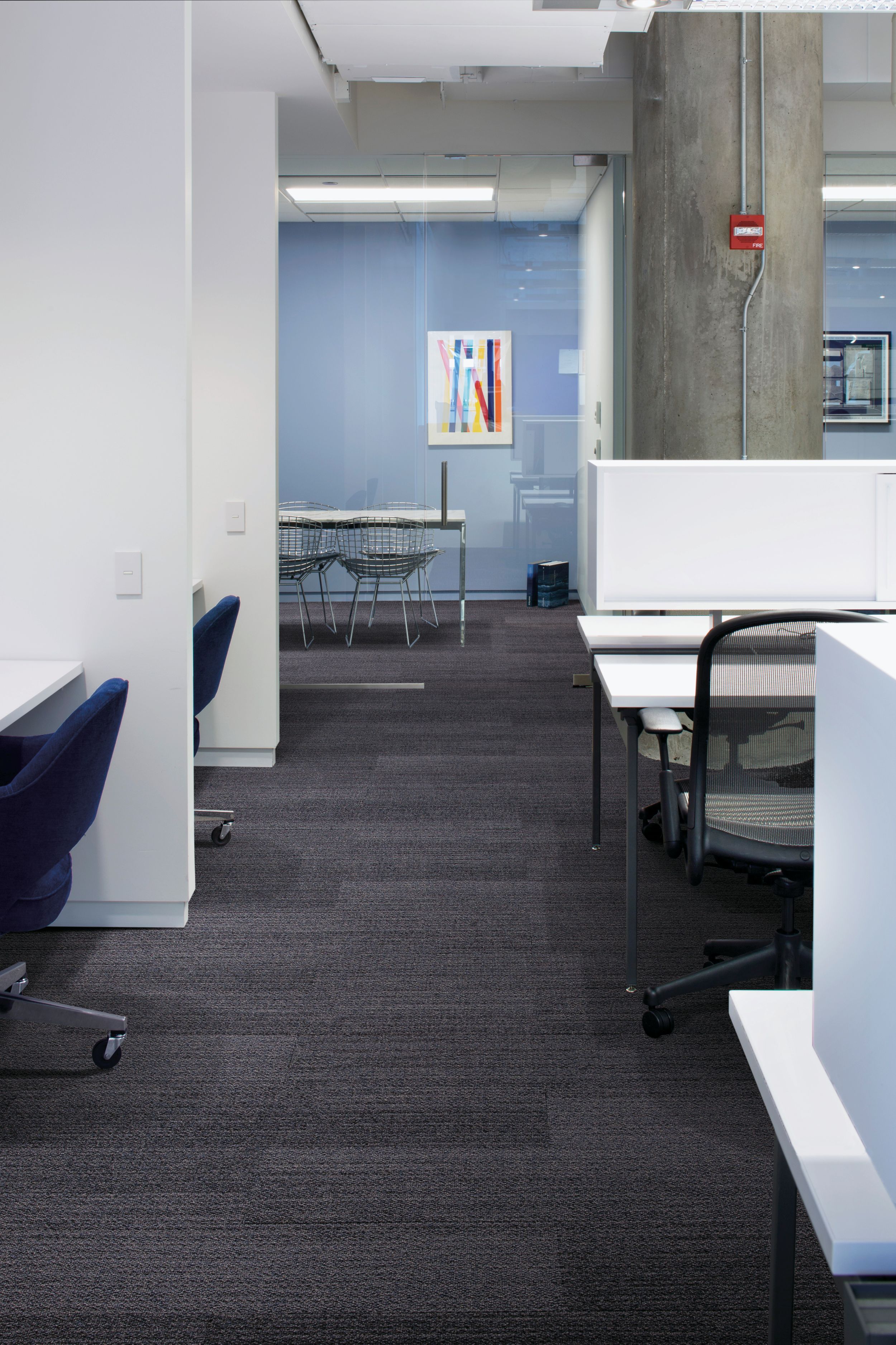 Interface Harmonize plank carpet tiles in cubicle area with focus room in background and cement column imagen número 1