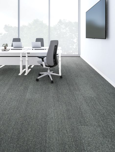 Interface Harmonize plank carpet tiles in empty meeting room with white desks and heathered grey office chairs imagen número 5