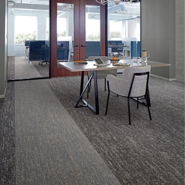 Interface Heart Strings carpet tile with desk and white flower chandelier overhead numéro d’image 1