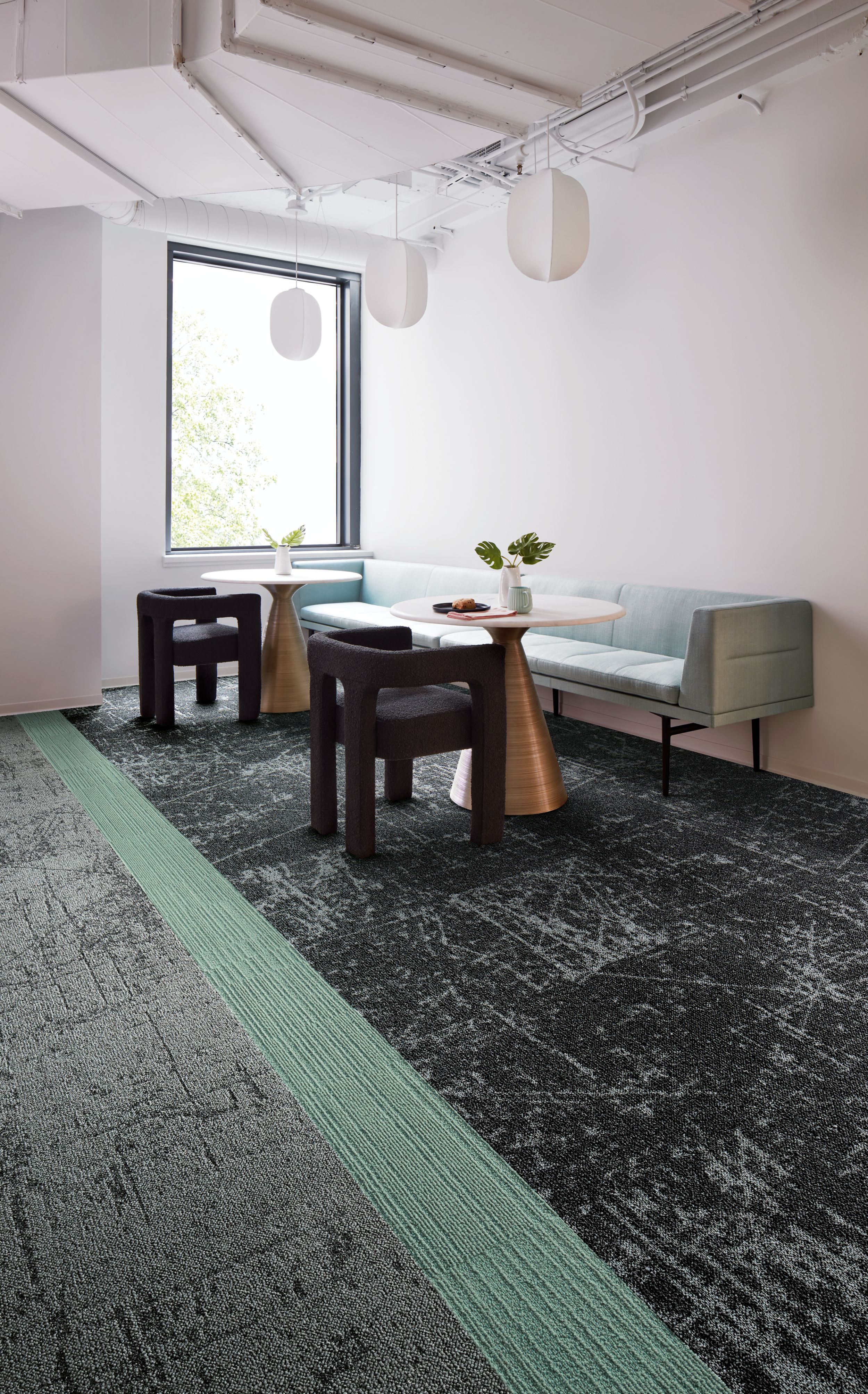 Interface Heartthrob carpet tile in corner dining space with cutlery on table imagen número 4