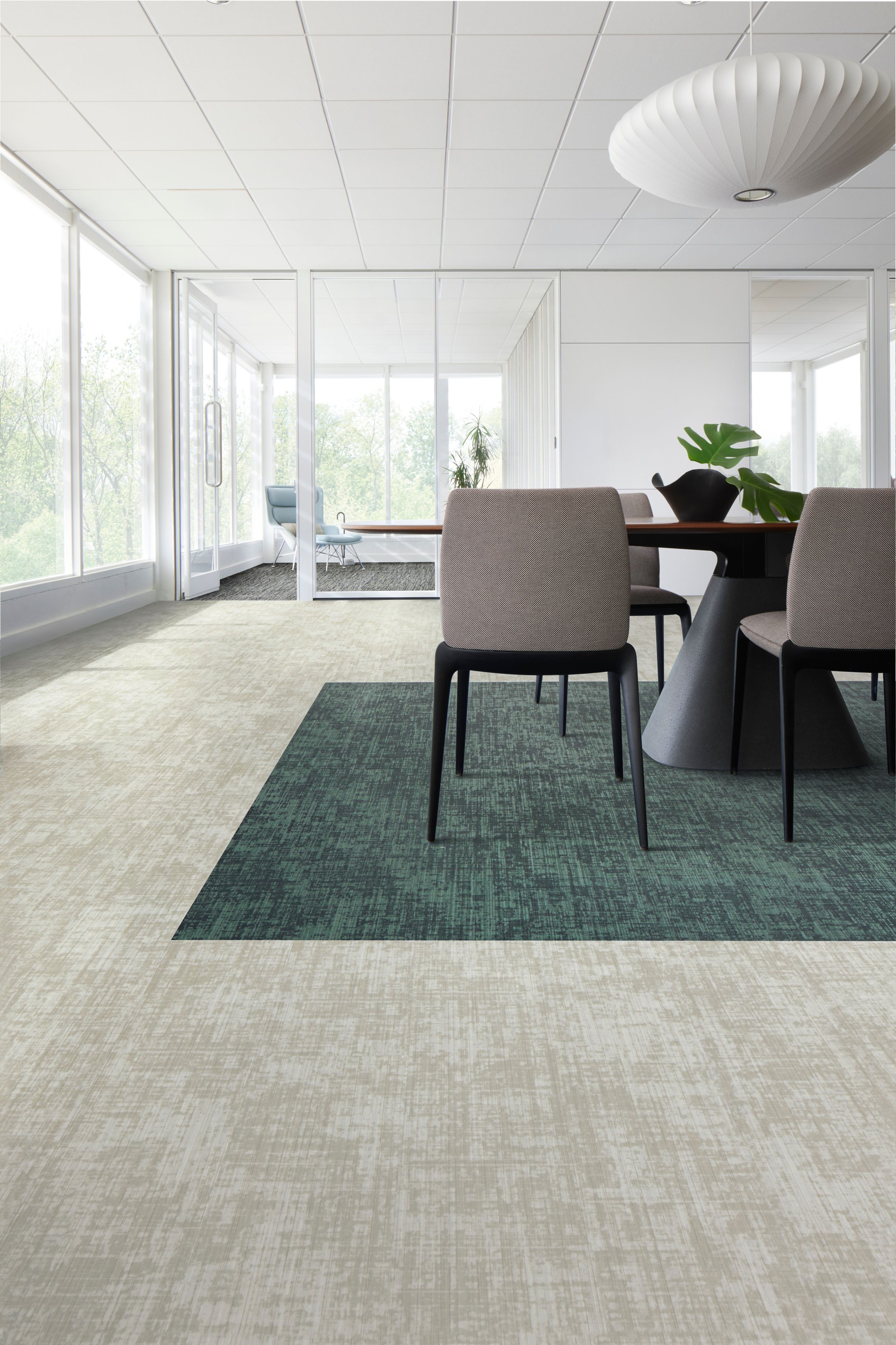 Interface Heirloom plank LVT with Goes Around plank carpet tile in workplace open area and meeting room numéro d’image 3