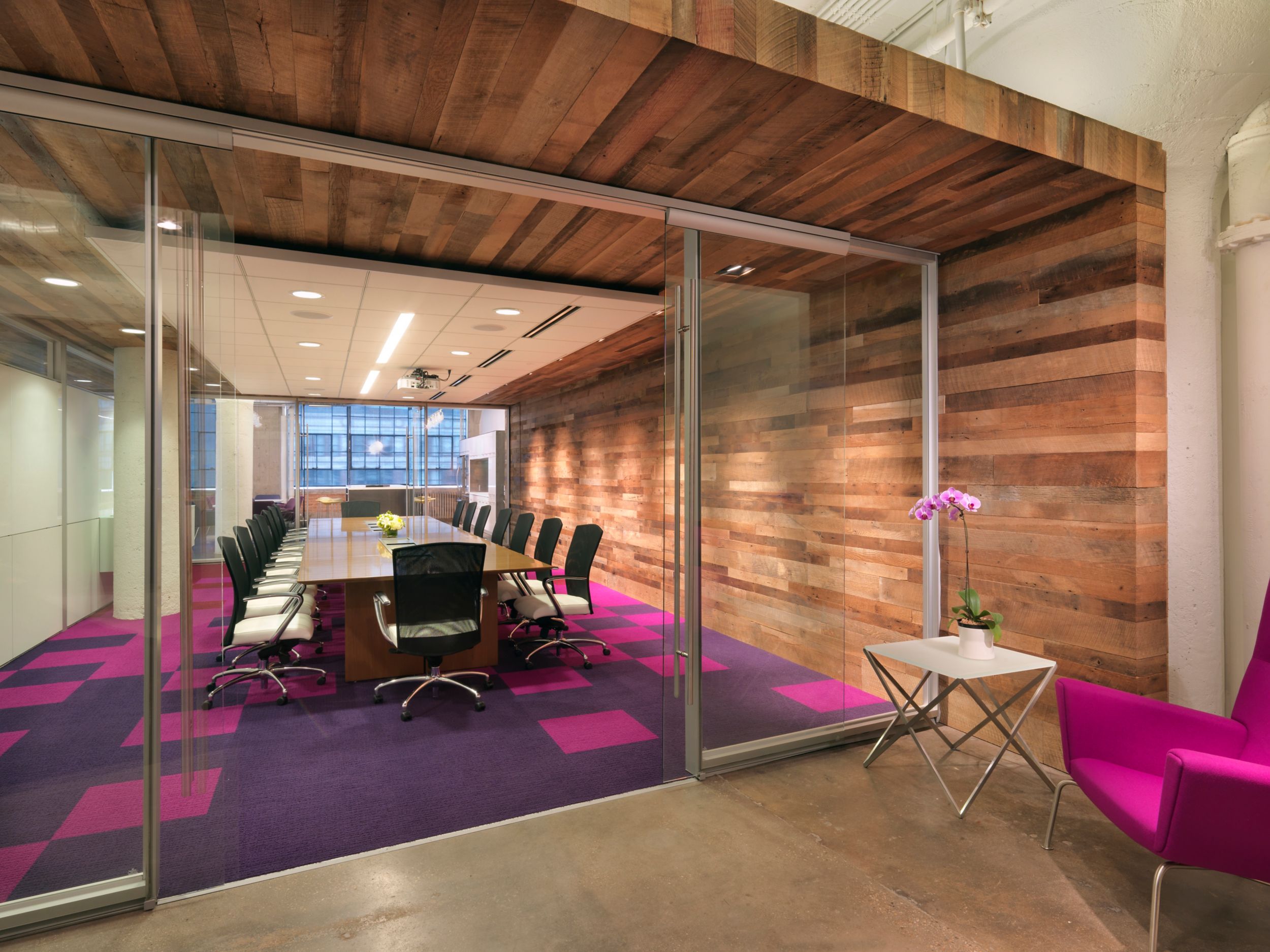 Interface Monochrome carpet tile in conference room with wood accents and magenta chair with white table and orchid imagen número 5