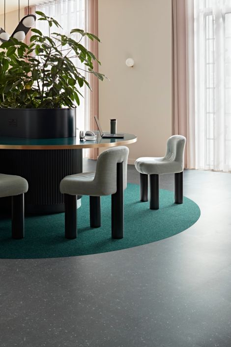 Carpet: Heuga 580 II, Windsor Green, Monolithic LVT: Walk The Aisle, Cool Ash, Monolithic Bildnummer 5