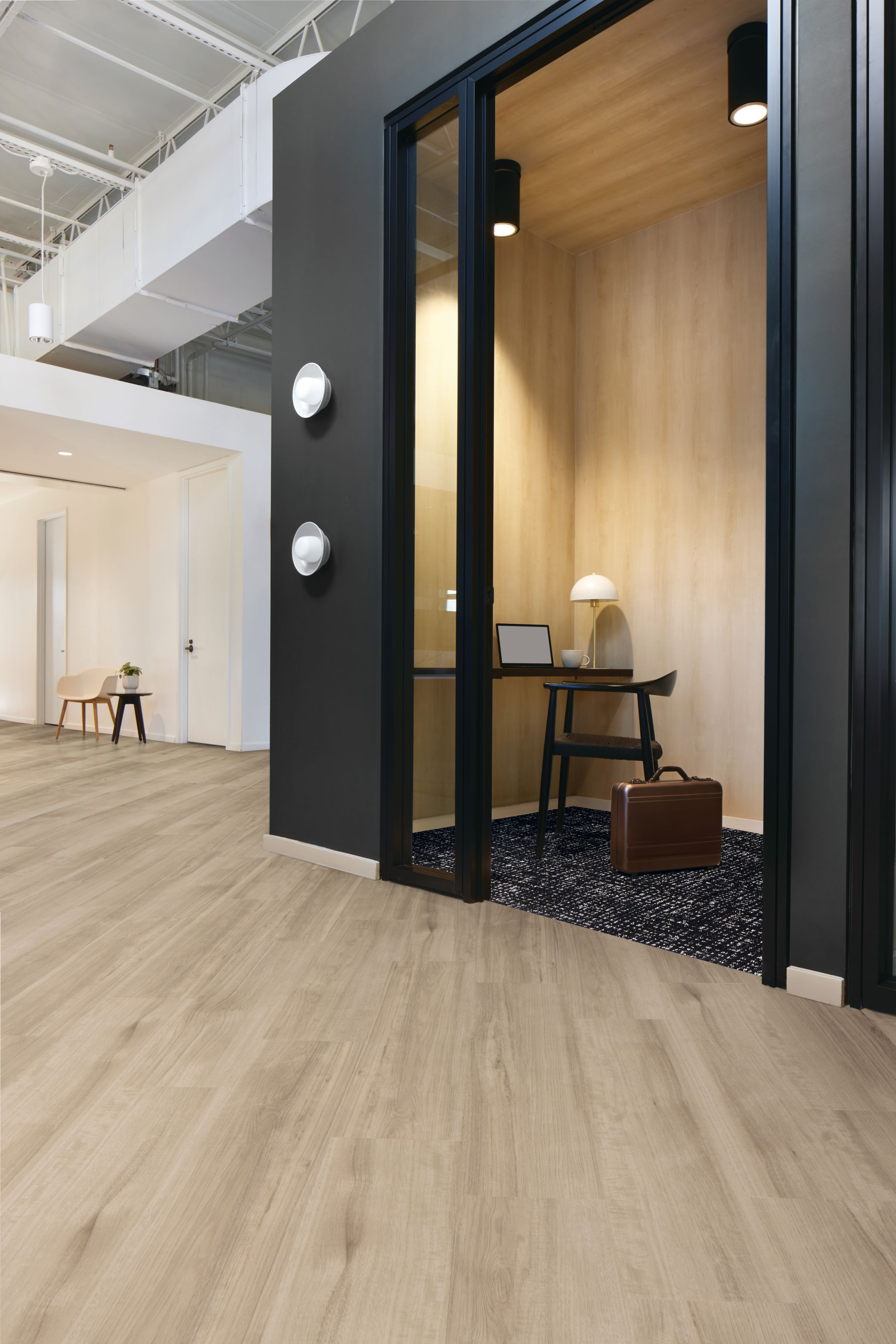 Interface Northern Grain LVT and Third Space carpet tile in office imagen número 2