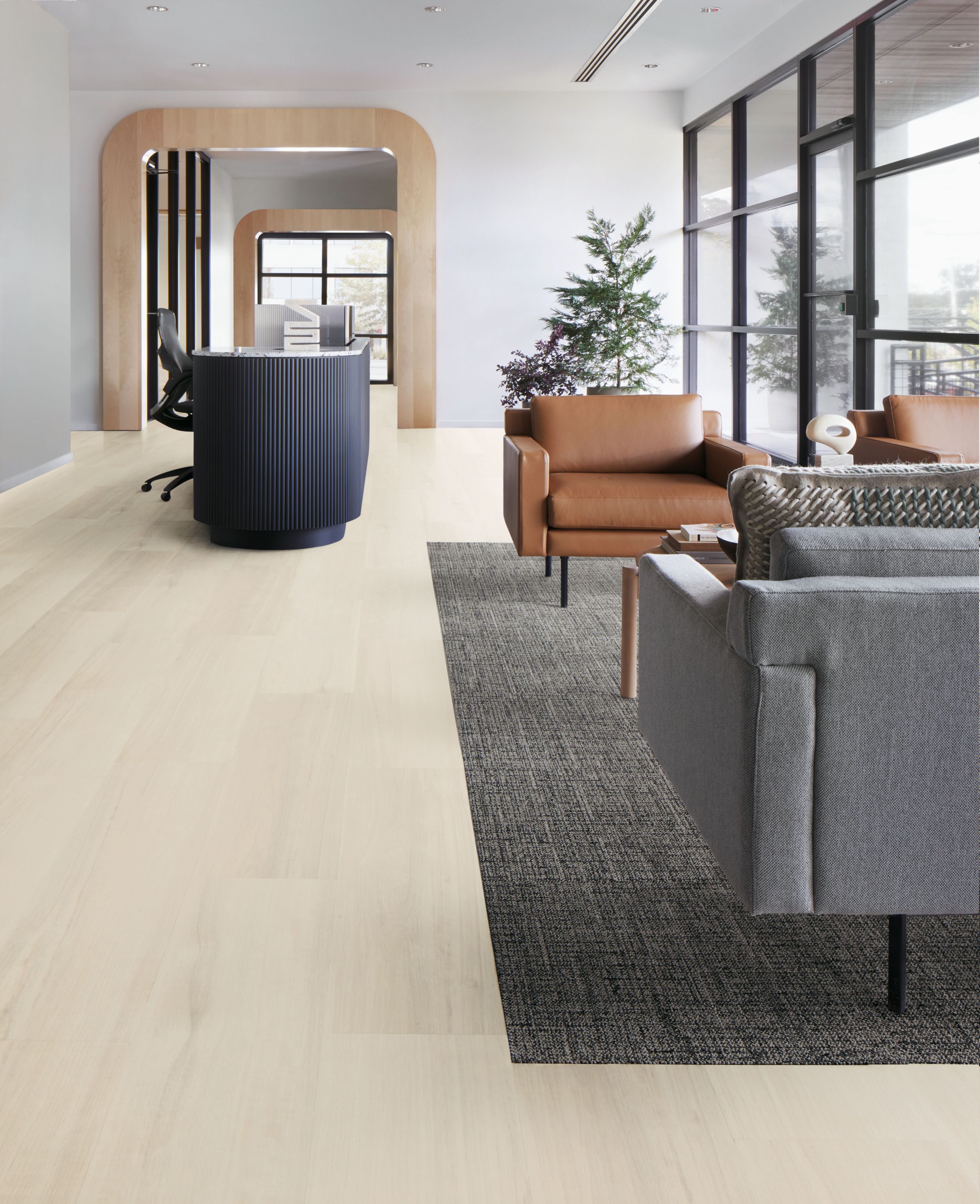 Interface Northern Grain LVT with FLOR London Twill Carpet Tile in Lobby numéro d’image 5