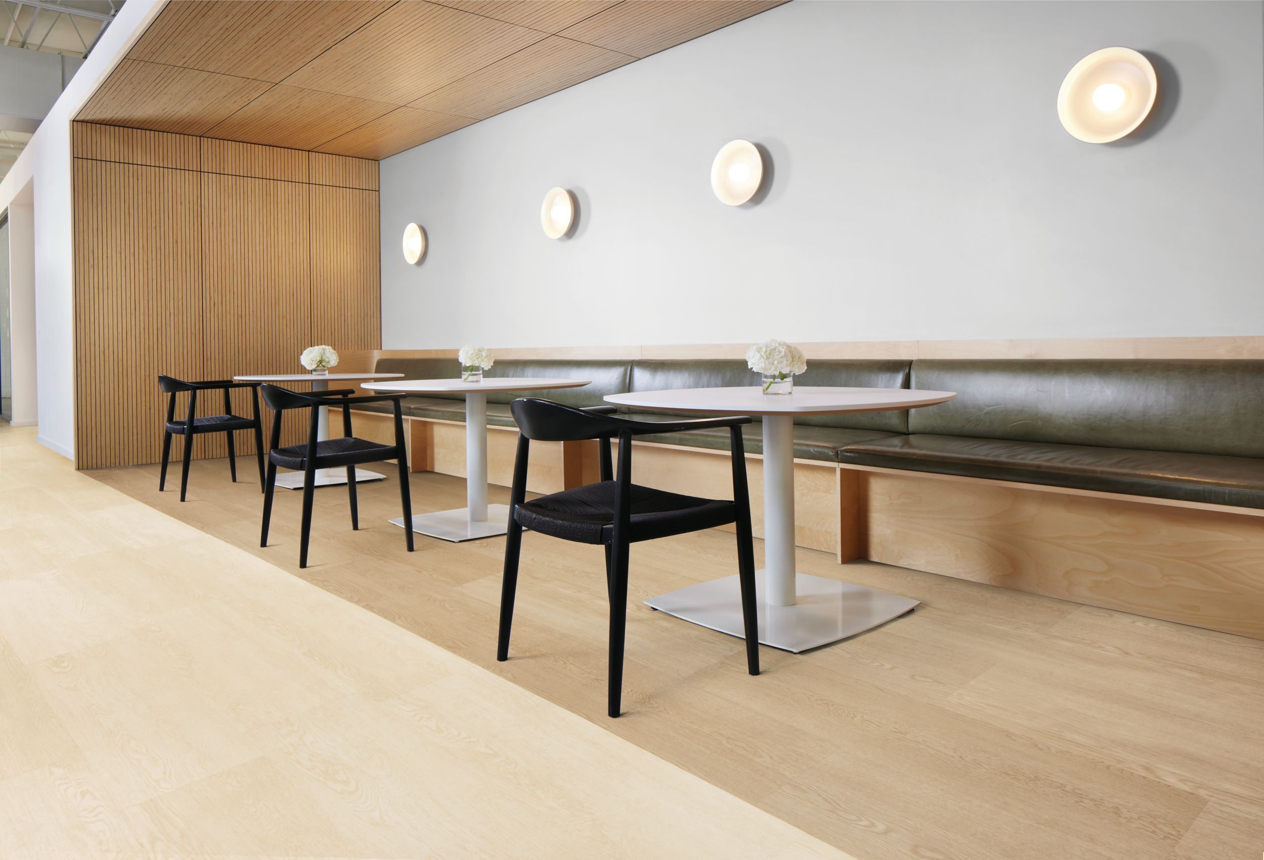 Interface Northern Grain LVT in Public Space Bildnummer 7