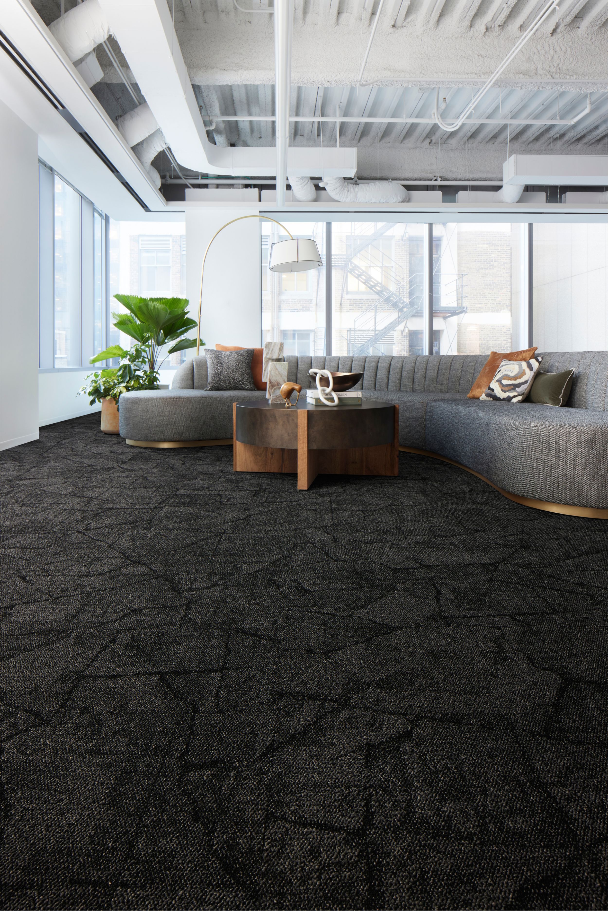 Interface Cap Rock carpet tile in casual seating area numéro d’image 1