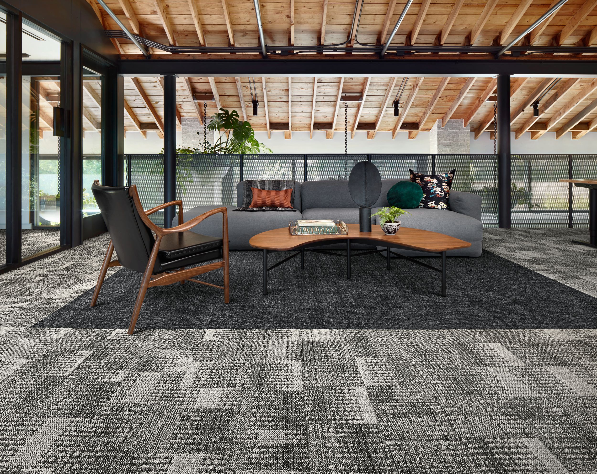Interface Diddley Dot and Dot O-Mine plank carpet tile in lobby numéro d’image 8