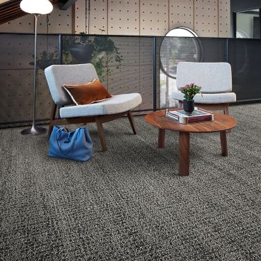 Interface Diddley Dot plank carpet tile in lobby imagen número 1