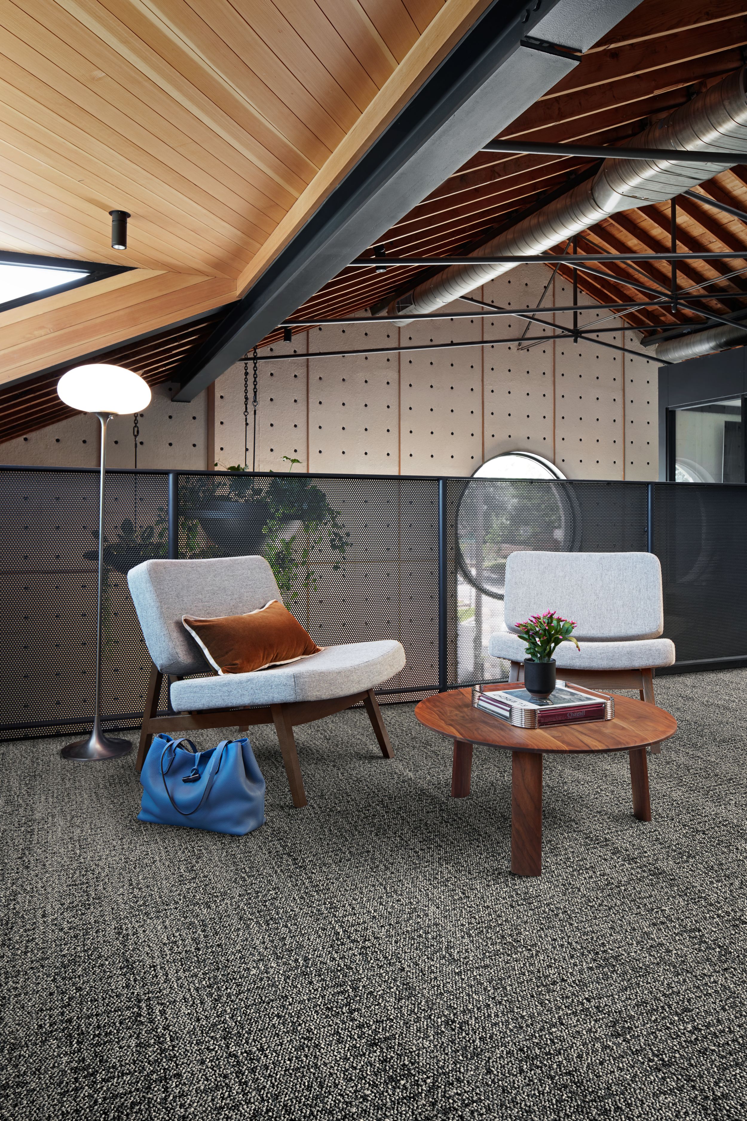 Interface Diddley Dot plank carpet tile in lobby imagen número 1