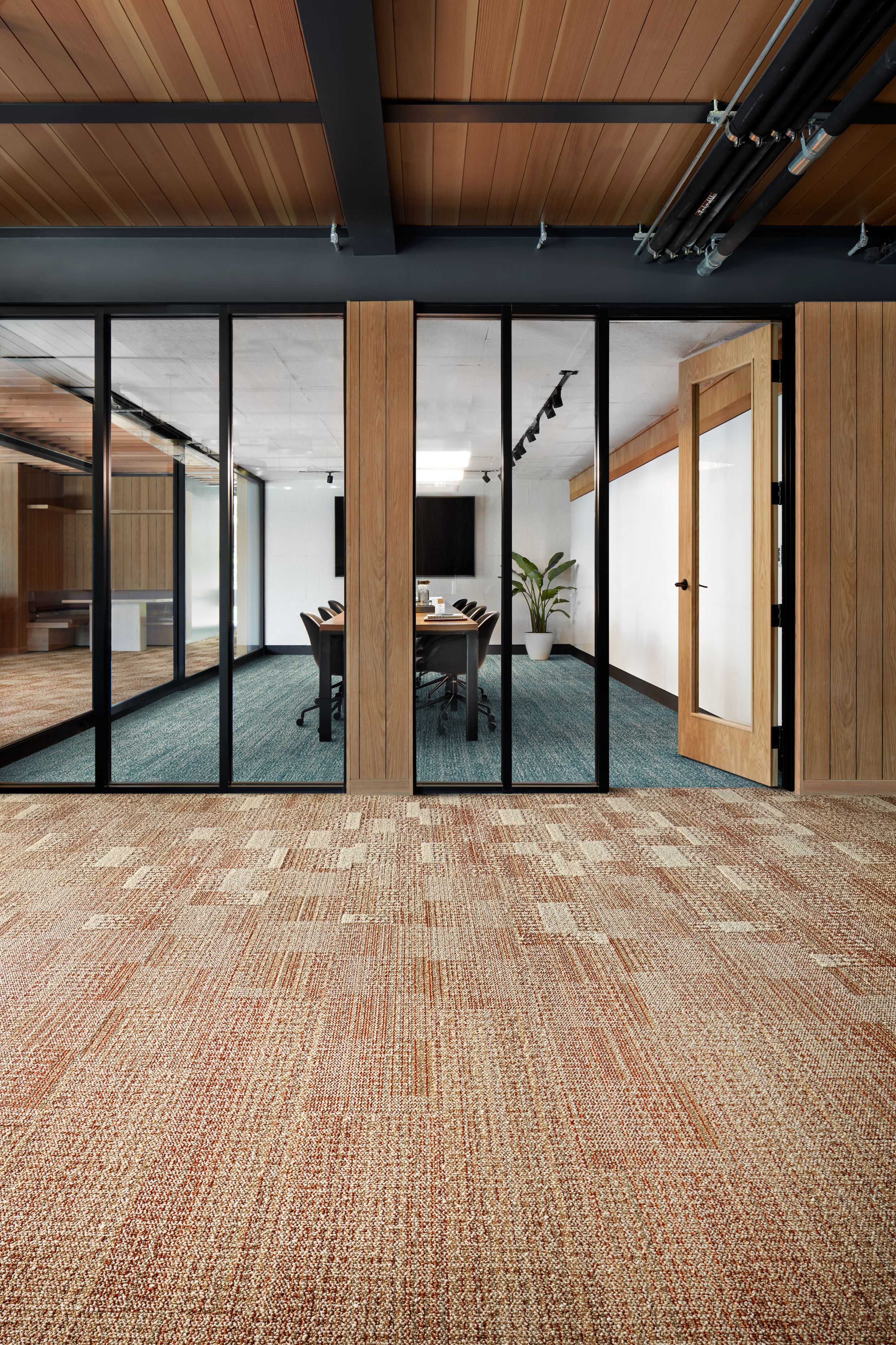 Interface Dot 2 Dot, Dot O-Mine and Diddley Dot plank carpet tile in meeting room imagen número 4