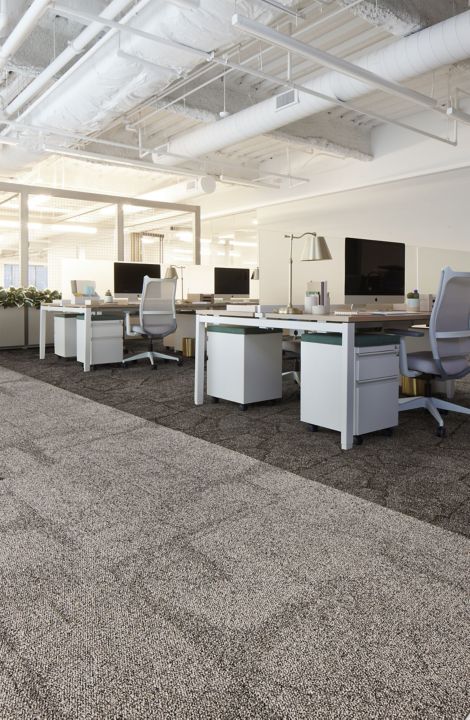 Interface Jumbo Rock and Cap Rock carpet tile in open office numéro d’image 3