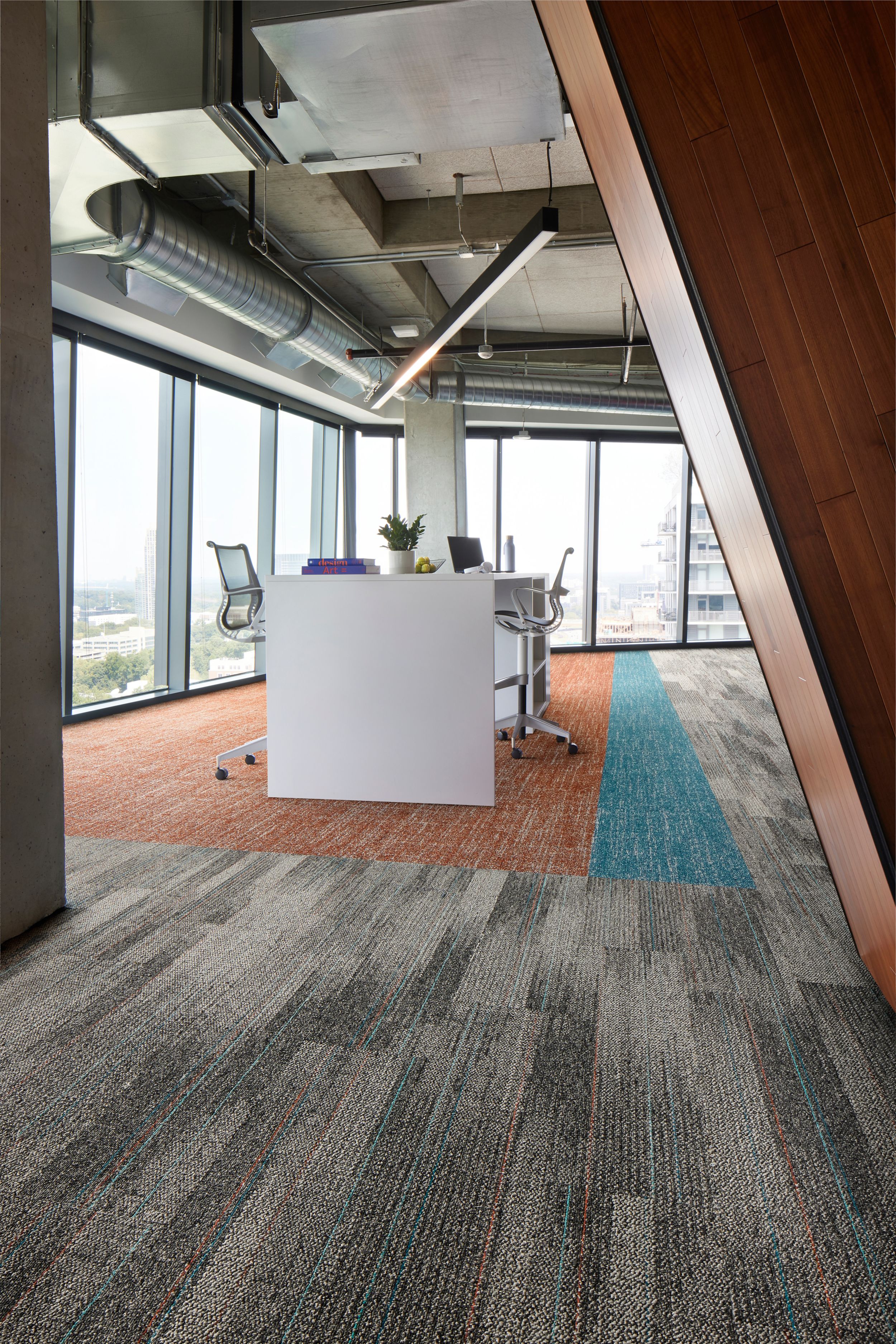 Interface Open Air 410 Stria and Open Ended plank carpet tile in open space office imagen número 3